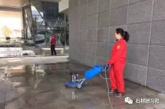 从地面到餐桌 家政服务如何借鉴专业广场清洗方案打造极致清洁体验